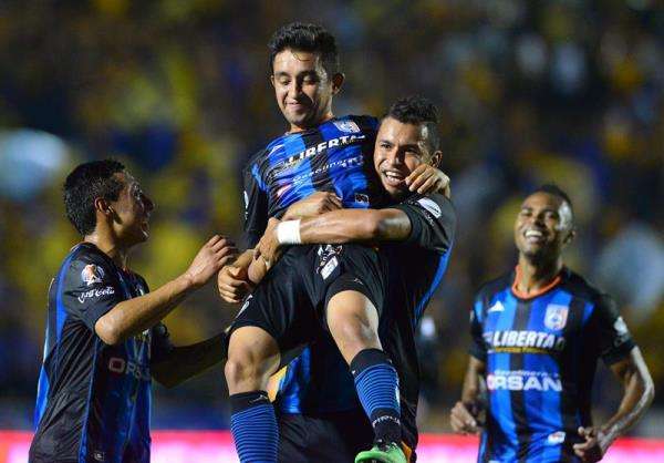 لاعبو كيريتارو يحتفلون بتسجيل هدف في مرمى تيجريس