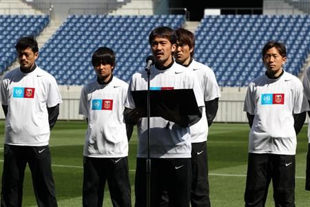 لاعب الوسط يوكي آبي يلقي كلمته عن مكافحة العنصرية قبل إنطلاق المباراة