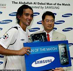 نشأت أكرم يتسلم جائزة أفضل لاعب في المباراة النهائية لكأس امم آسيا 2007