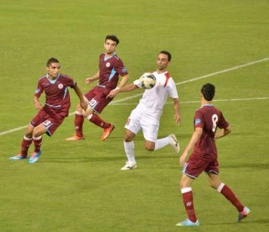 الاردني محمود شلباية لاعب الشرقي محاصر بين ثلاثة من لاعبي الشباب