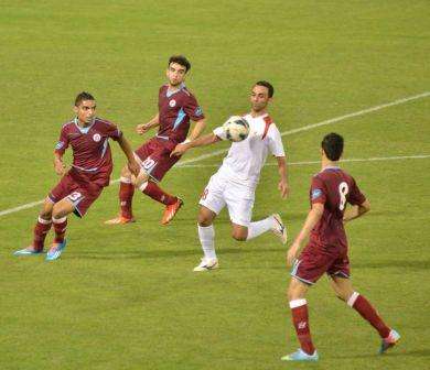 الاردني محمود شلباية لاعب الشرقي محاصر بين ثلاثة من لاعبي الشباب