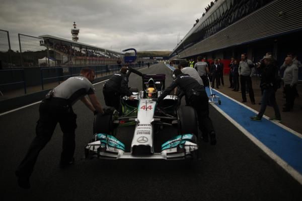 2014-01-31t211202z_468326037_gm1ea210edg01_rtrmadp_3_motor-racing-testing-ecclestone_reuters
