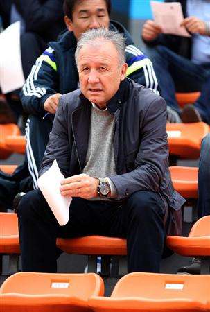 الإيطالي زاكيروني يتابع المباراة الودية بين الشباب والأولمبي الياباني