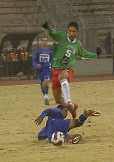 حسن الوحدات يجتاز دفاعات شباب الحسين