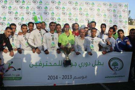 أبوحماد يتوسط فريقه المتوج باللقب