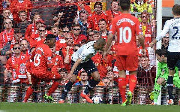 قابول يحرز في مرماه بالخطأ الهدف الأول لليفربول