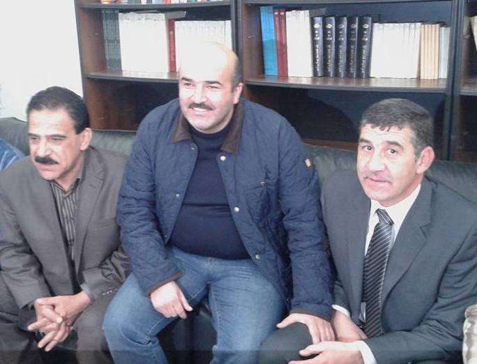 خانكان ومحمد سمارة عضو نادي الرمثا بعد الإتفاق على التوقيع