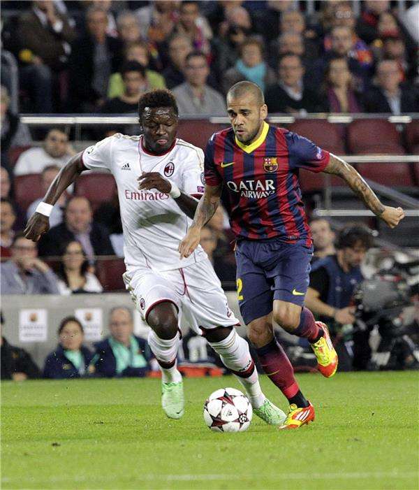  داني ألفيش (يمين)