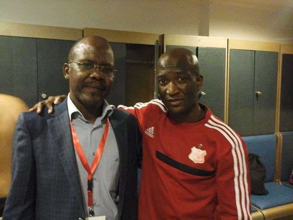 سادومبا مع وكيله ابوبكر بعد مباراة الاهلي المصري بالقاهرة