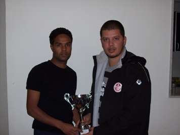 أنيس الحجري يقدم كأس أحسن لاعب في البطولة التونسية لسنة 2007 لعبد الكريم النفطي 