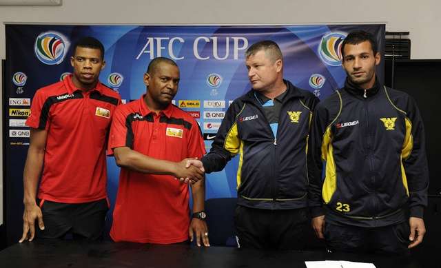 مصافحة بين فاليريو والسعدي بحضور قائدي الصفاء حمزة سلامي والسويق فايز الرشيدي