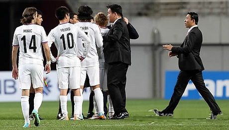 غضب لاعبي ومدرب فريق هيروشيما بعد نهاية المباراة 