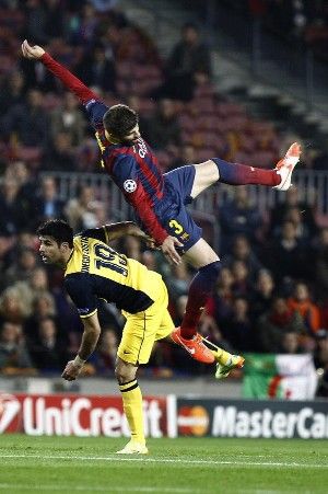 بيكيه أثناء لقطة إصابته في مباراة برشلونة وأتلتيكو مدريد