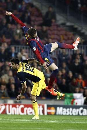 بيكيه أثناء لقطة إصابته في مباراة برشلونة وأتلتيكو مدريد