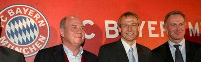 من اليسار لليمين: اولي هونيس المدير العم لنادي بايرن ميونخ, يورجن كلينسمان, كارلهاينز رومينيجه 