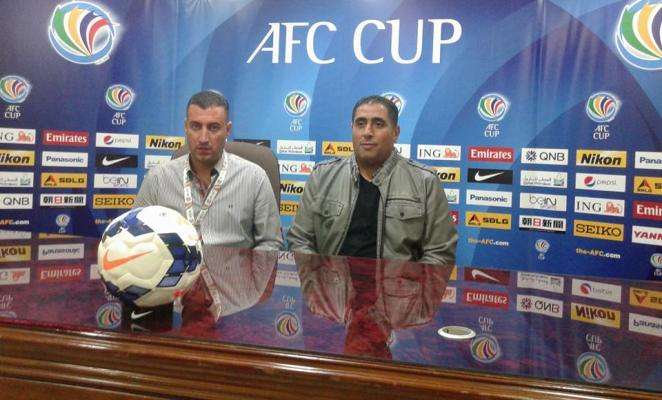 عبد القادر مدرب ذات راس يتحدث في المؤتمر الصحفي