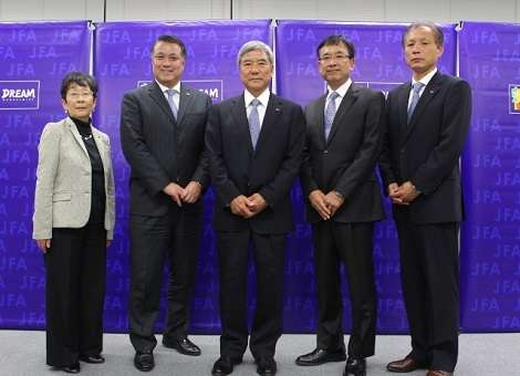 الرئيس كونيا دايني (الوسط) مع أعضاء اتحاده الذين يستعدون لخوض التحدي الجديد