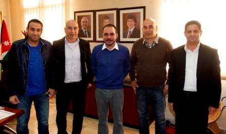 الأمير علي خلال لقائه الجهاز الفني والتدريبي والإداري للنشامى 