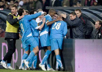 فرحة لاعبي ايندهوفن بهدف عثمان