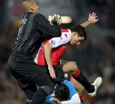 روي مكاي يحاول التسجيل في مرمى ايندهوفن