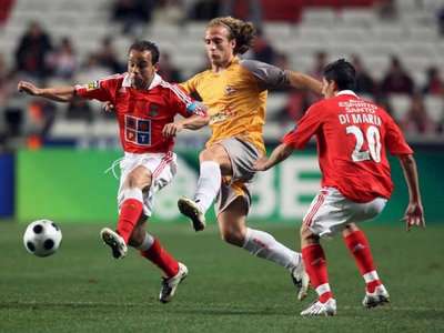 لاعب بنفيكا دي ماري يحاول قطع الكرة من جونكالفيز لاعب لييكوييس