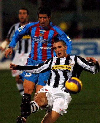 لاعب اليوفانتس كيليني يقطع الكرة من ماسيمينو لاعب كاتانيا