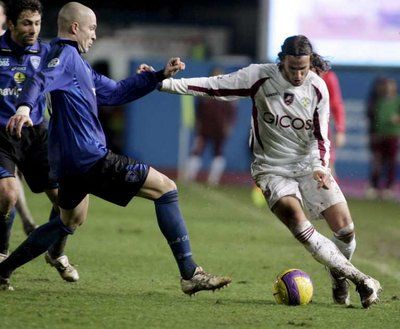 لاعب ريجينا ريكاردو يراوغ لاعب امبولي راغي