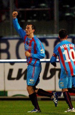 لاعب كاتانيا جيوناثا سبينيسي يحتفل بهدفه في مرمى اليوفانتس