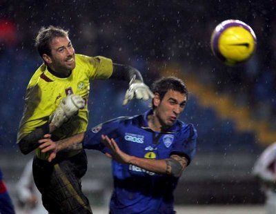 حارس مرمى ريجينا يخلص الكرة من المهاجم لوكا ساودتي