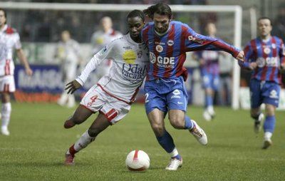 لاعب نانسي مالونا يتصرع على الكرة مع لاعب كان سويبي