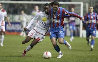 لاعب نانسي مالونا يتصرع على الكرة مع لاعب كان سويبي