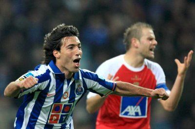 لاعب بورتو فارياس يحتفل بالهدف الرابع لفريقه