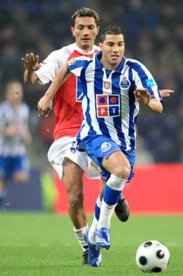 لاعب بورتو كواريزما يحاول تخطي احد اللاعبين