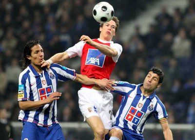 لاعب براغا لينز يضرب الكرة برأسه من بين المدافعين