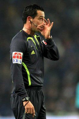 الحكم البرتغالي بيدرو بروينسا يحاول اصلاح الجهاز اللاسلكي قبل بدء اللقاء