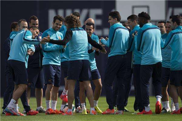 لاعبو برشلونة يحييون بويول خلال مشاركته لهم في المران 