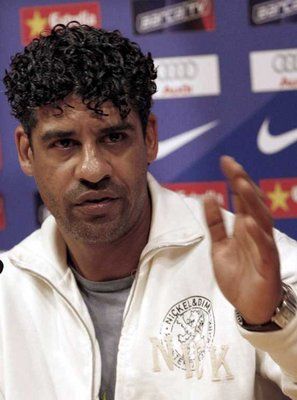 مدرب فريق برشلونة فرانك ريكارد