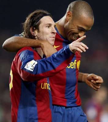 اللاعب الفرنسي تييري هنري مع اللاعب الأرجنتيني ليونيل ميسي