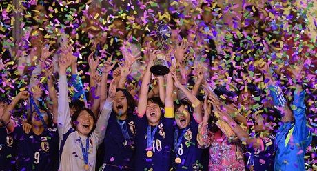 لاعبات منتخب اليابان يرفعن كأس العالم للناشئات 2014