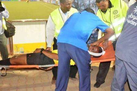 الحكم المساعد أثناء إسعافه إلى المستشفى