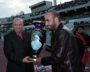 عضو اللجنة الإدارية بنادي الإتحاد : الأستاذ الصديق يكرم اللاعب سالم الرواني