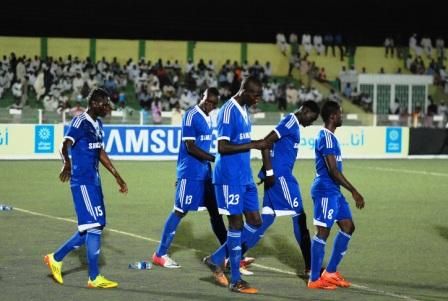 لاعبو  الهلال  عقب الهزيمة من الاهلي شندي امس