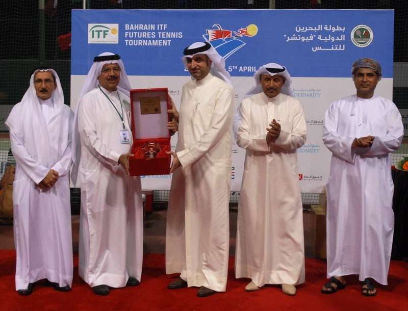 المقلة يقدم درع تذكاري لرئيس المؤسسة العامة للشباب والرياضة