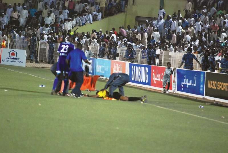 لحظة اصابة الحكم المساعد في مباراة الهلال والاهلي