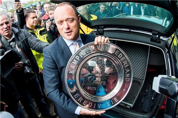 درع الدوري أثناء وصوله للملعب