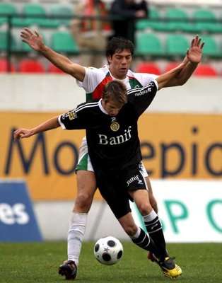 صـراع على الكـرة أثنـاء مباراة ناسيونال وأمادورا