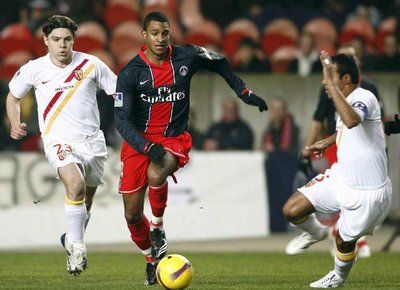 ديفيد نغوغ مهاجم باريس سان جرمان يحاول المرور من مدافعا لانـس