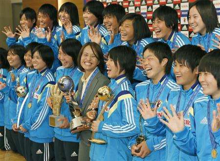 لاعبات منتخب اليابان للفتيات في المؤتمر الصحفي