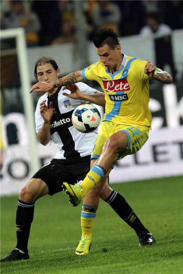 بالايتا بالزي اللأبيض والأسود أثناء مباراة فريقه بارما امام نابولي 