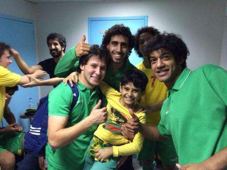 مصعب اللحام يشارك زملائه اللاعبين فرحة الفوز بغرفة الغيار